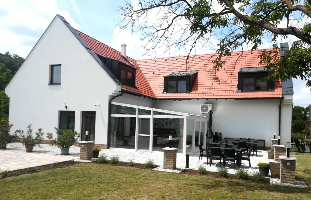 Dreko Panzio & Borbisztro Bed & Breakfast Gyorujbarat Exterior photo