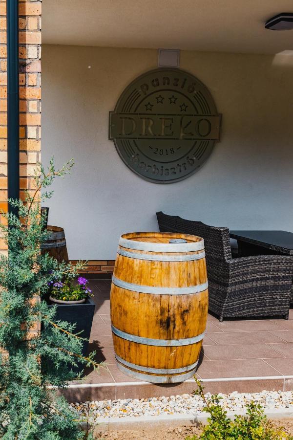 Dreko Panzio & Borbisztro Bed & Breakfast Gyorujbarat Exterior photo