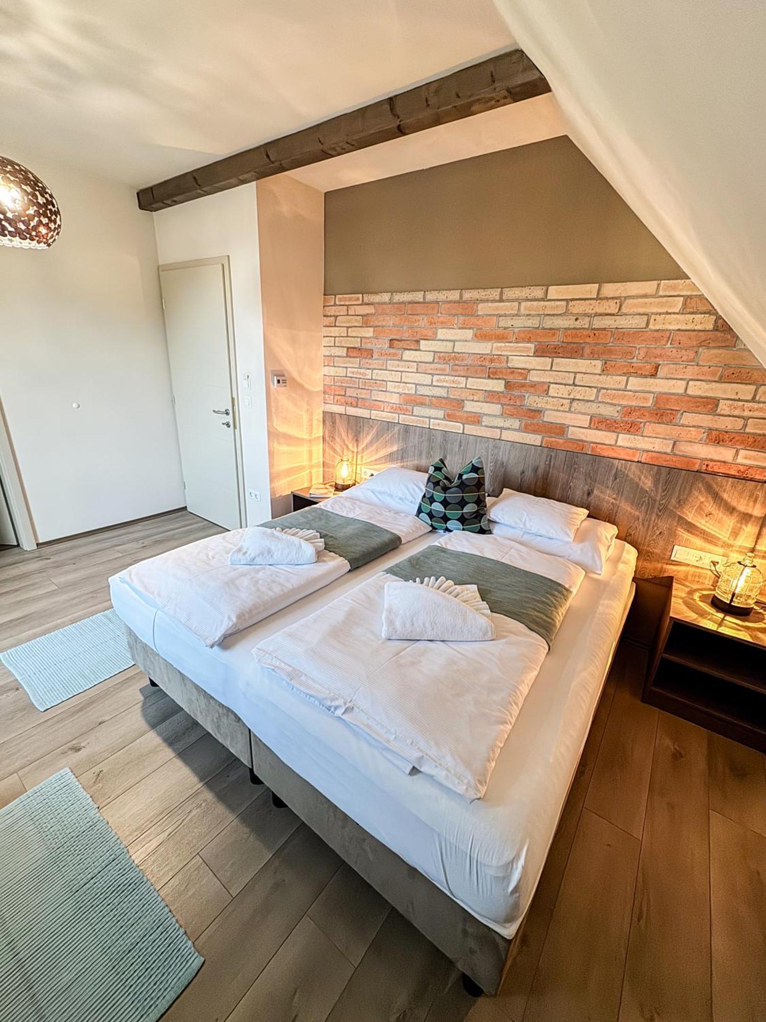 Dreko Panzio & Borbisztro Bed & Breakfast Gyorujbarat Exterior photo