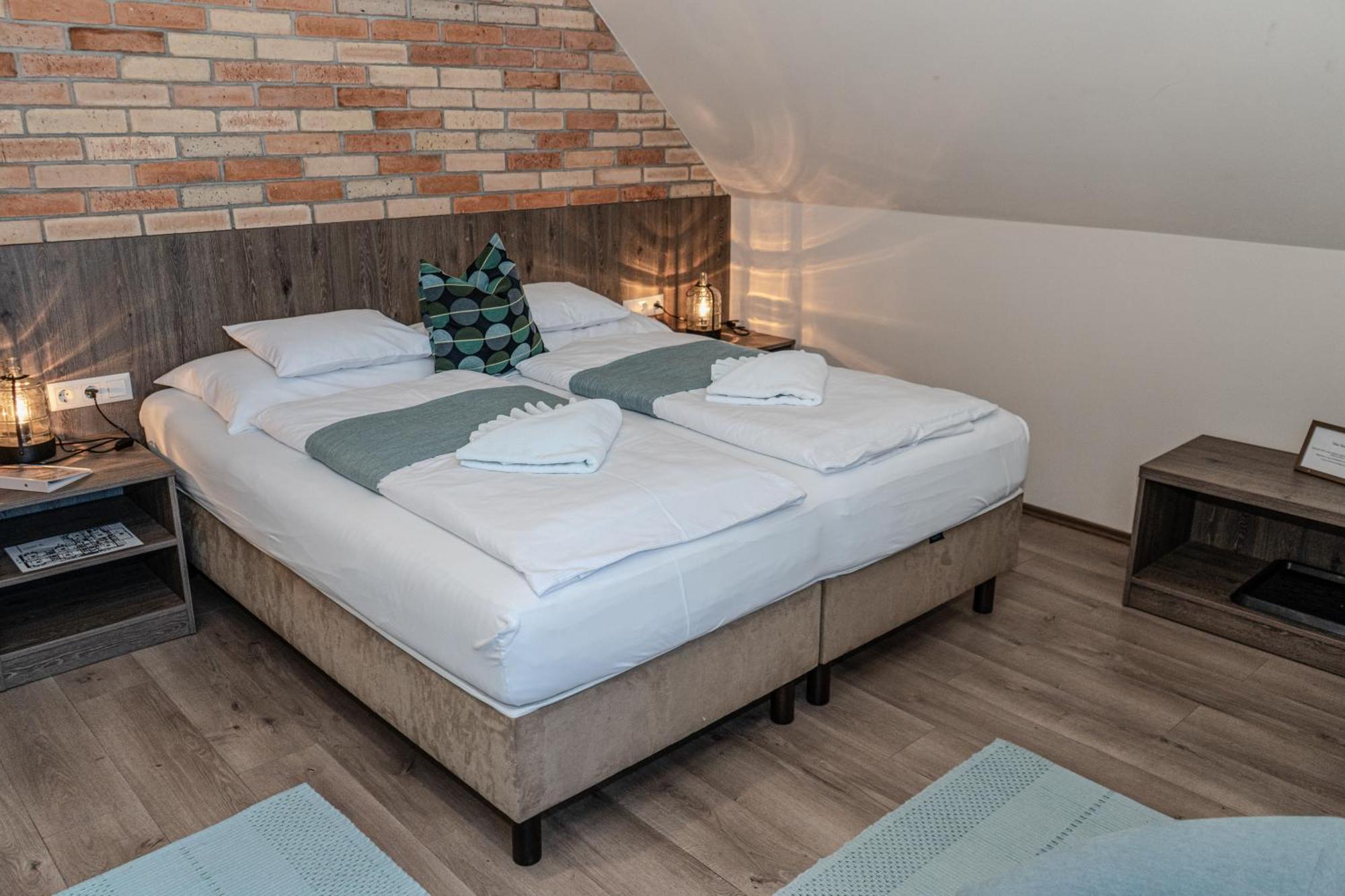 Dreko Panzio & Borbisztro Bed & Breakfast Gyorujbarat Exterior photo