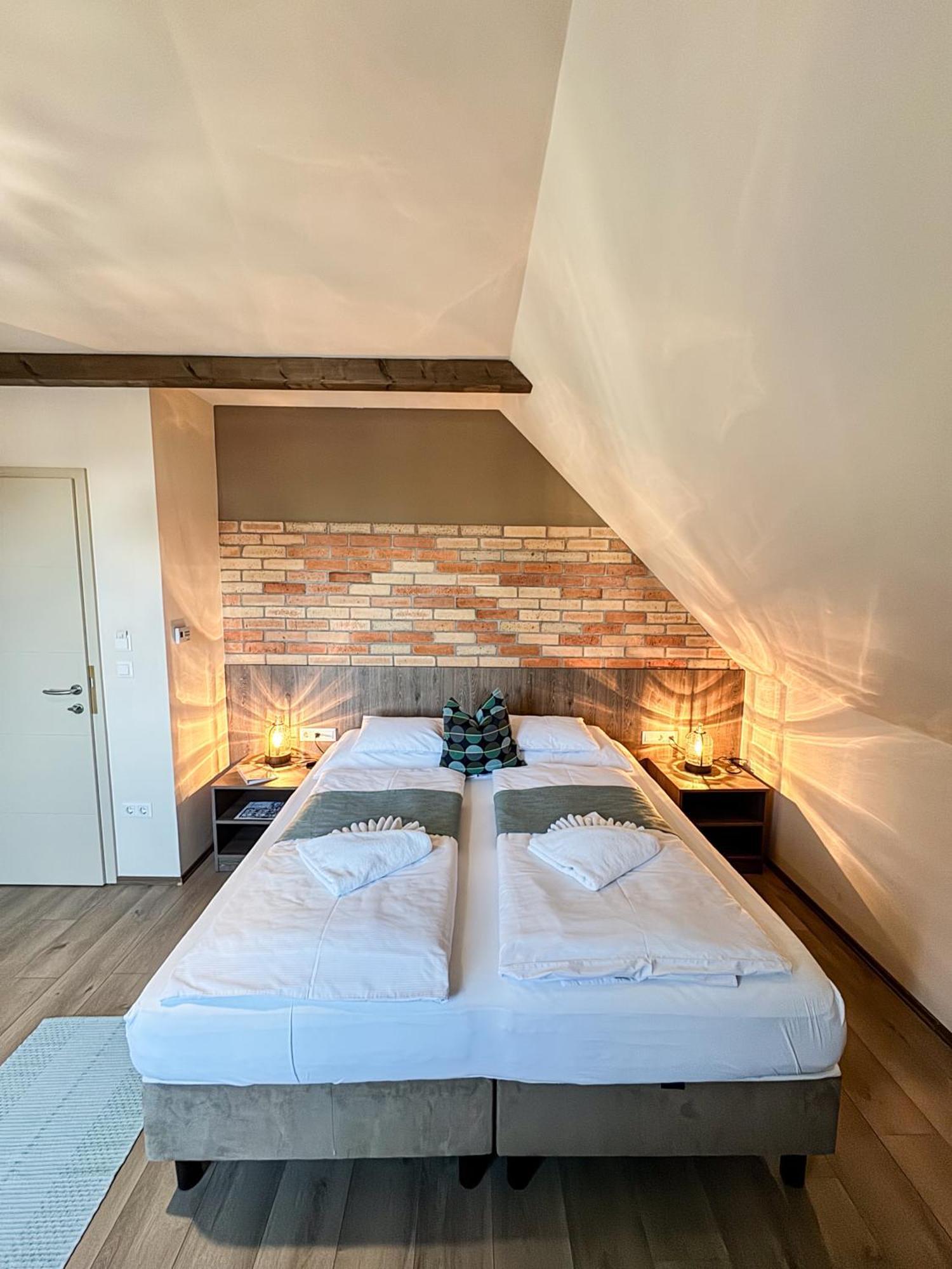 Dreko Panzio & Borbisztro Bed & Breakfast Gyorujbarat Exterior photo